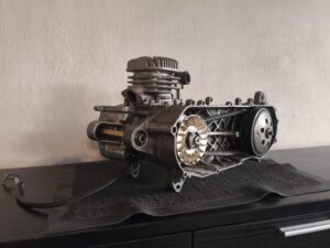 Lodret minarelli 70cc hyper-racing motor med Athena Big Bore cylinder & Stage6 HPC 12Ø krumtap og justerbar tænding mv.