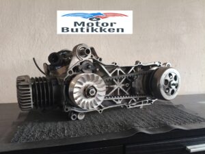 Nyrenoveret original 3KJ kort Minarelli-motor 50cc med mange nye dele